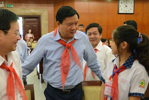 hoc-sinh-noi-voi-ong-dinh-la-thang-ve-noi-lo-bi-xam-hai-1