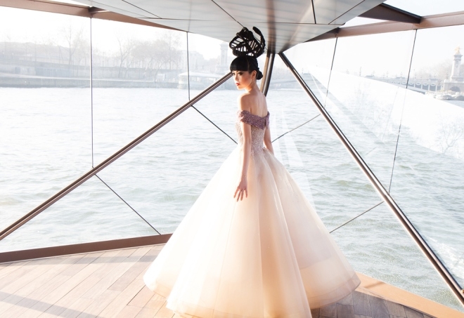 Jessica Minh Anh 'chơi trội' khi catwalk với dàn mẫu quốc tế