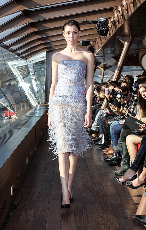 Jessica Minh Anh 'chơi trội' khi catwalk với dàn mẫu quốc tế