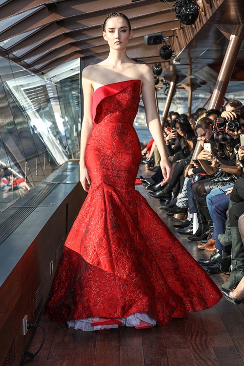 Jessica Minh Anh 'chơi trội' khi catwalk với dàn mẫu quốc tế