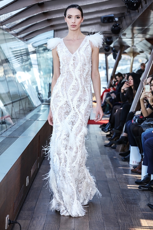 Jessica Minh Anh 'chơi trội' khi catwalk với dàn mẫu quốc tế