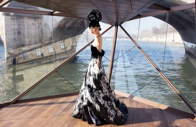 Jessica Minh Anh 'chơi trội' khi catwalk với dàn mẫu quốc tế