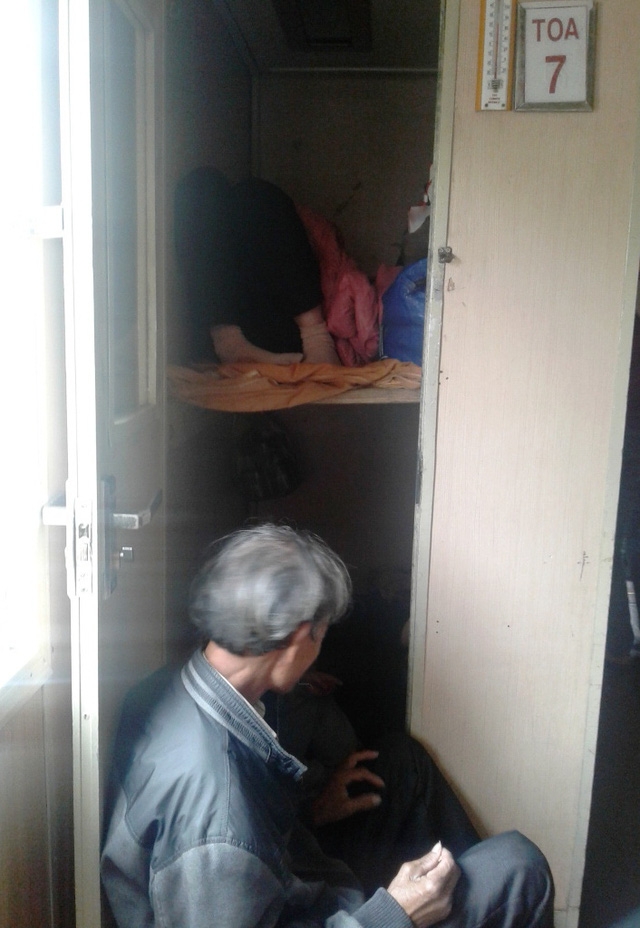 Hành khách ngủ ở phòng của nhân viên tàu