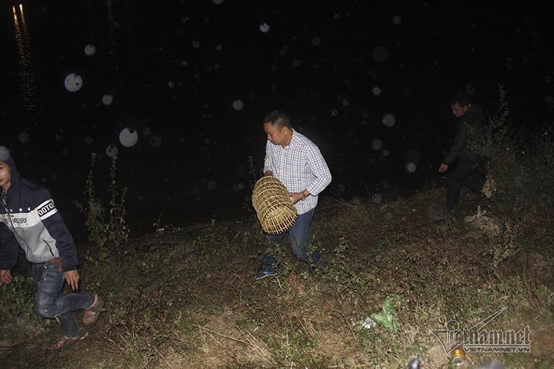 Nửa đêm tắc cứng chợ Viềng, dân đội mưa băng ruộng