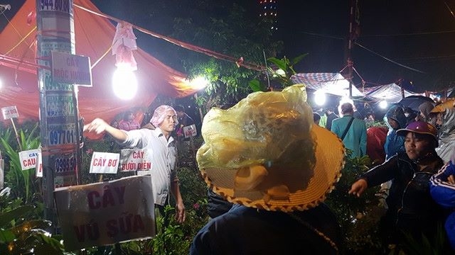 Nửa đêm tắc cứng chợ Viềng, dân đội mưa băng ruộng
