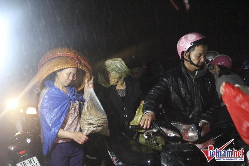 Nửa đêm tắc cứng chợ Viềng, dân đội mưa băng ruộng