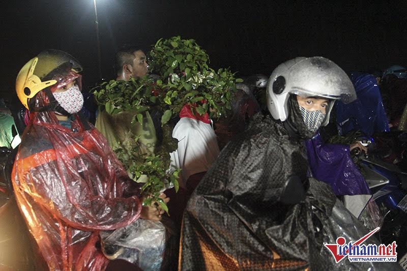 Nửa đêm tắc cứng chợ Viềng, dân đội mưa băng ruộng