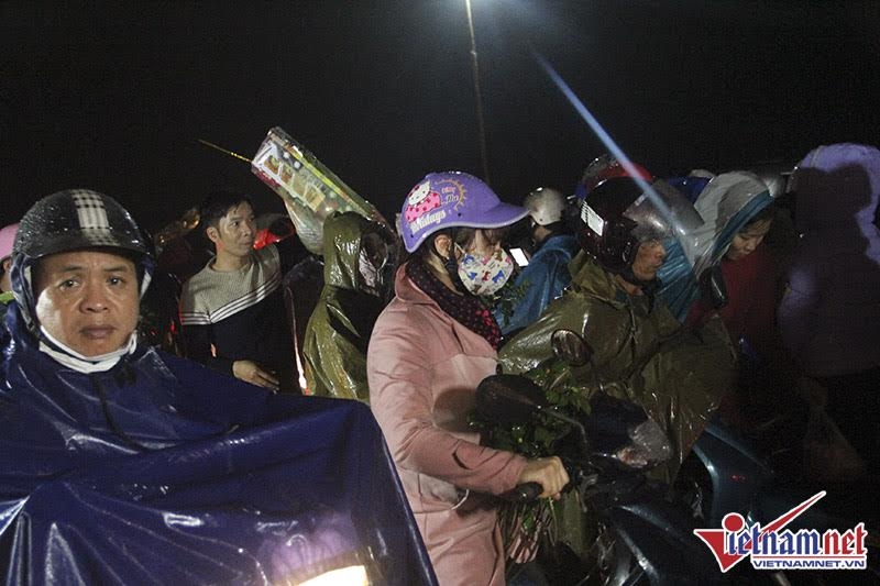 Nửa đêm tắc cứng chợ Viềng, dân đội mưa băng ruộng