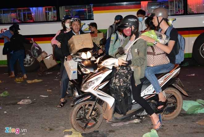 An Tet dai ngay, nguoi dan tro lai thanh pho luc nua dem hinh anh 5