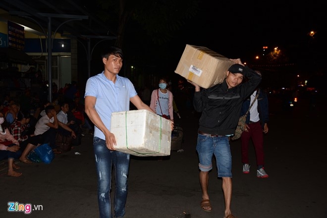 An Tet dai ngay, nguoi dan tro lai thanh pho luc nua dem hinh anh 9
