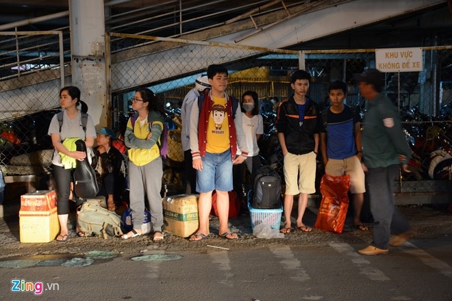 An Tet dai ngay, nguoi dan tro lai thanh pho luc nua dem hinh anh 12