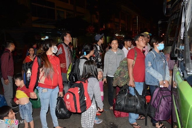 An Tet dai ngay, nguoi dan tro lai thanh pho luc nua dem hinh anh 13