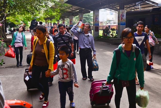 An Tet dai ngay, nguoi dan tro lai thanh pho luc nua dem hinh anh 15