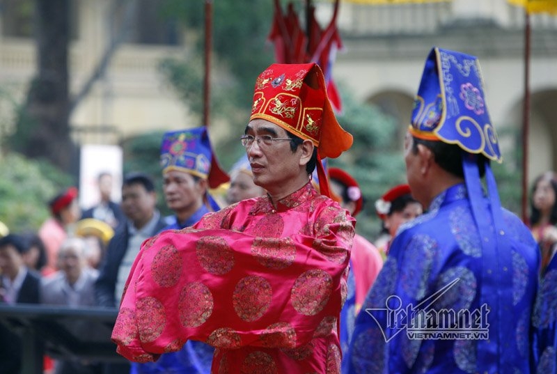 Chủ tịch nước dâng hương ở Hoàng thành Thăng Long