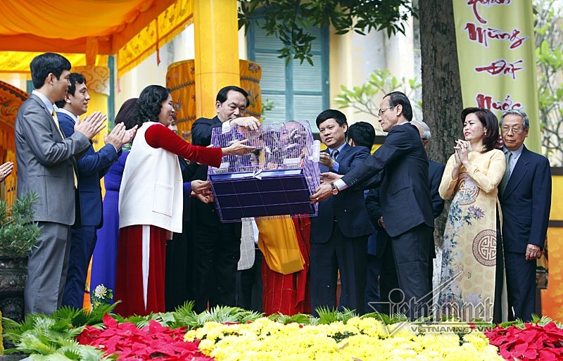 Chủ tịch nước dâng hương ở Hoàng thành Thăng Long