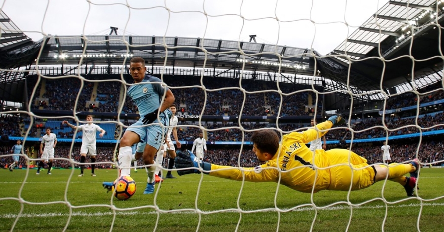 Jesus lap cu dup, Man City day Arsenal xuong thu tu hinh anh 10