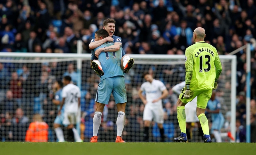 Jesus lap cu dup, Man City day Arsenal xuong thu tu hinh anh 13