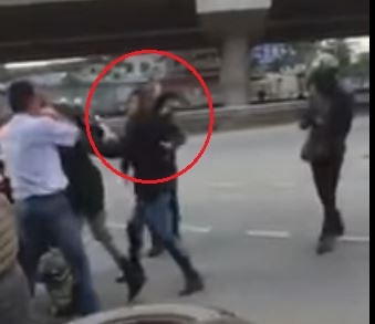 lo dien nu phuot thu xinh dep tan cong nguoi lai taxi bang gach hinh anh 1