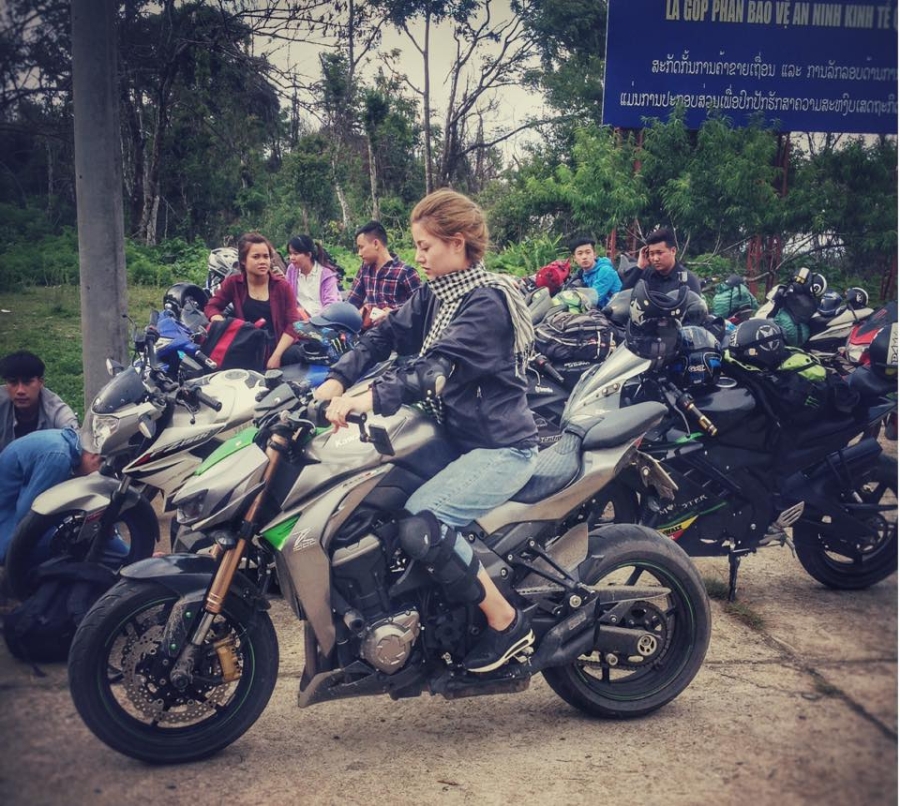 lo dien nu phuot thu xinh dep tan cong nguoi lai taxi bang gach hinh anh 2