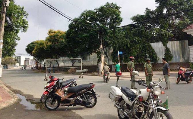 Cơ quan chức năng phong toả hiện trường vụ nghi án 2 cụ ông tự thiêu trên cầu Ông Hoá.