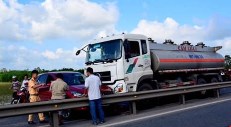 Ô tô đâm xe bồn, tài xế thoát chết hi hữu - ảnh 1