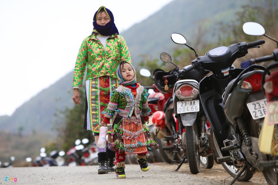 Tre em vung bien ruc ro sac mau trong ngay hoi xuan hinh anh 2