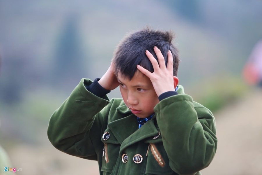 Tre em vung bien ruc ro sac mau trong ngay hoi xuan hinh anh 9