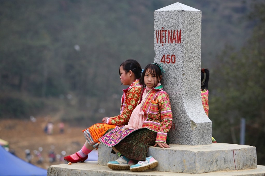 Tre em vung bien ruc ro sac mau trong ngay hoi xuan hinh anh 10