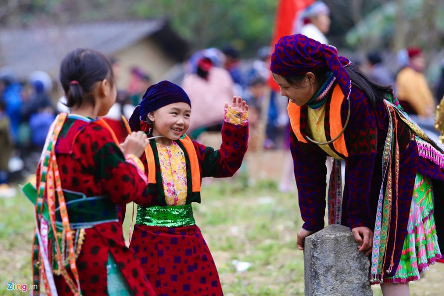 Tre em vung bien ruc ro sac mau trong ngay hoi xuan hinh anh 16