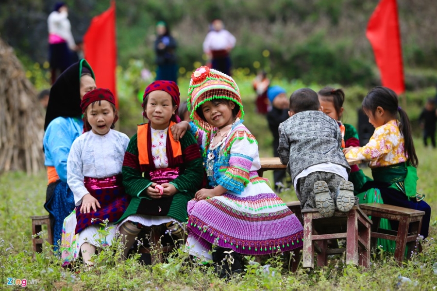 Tre em vung bien ruc ro sac mau trong ngay hoi xuan hinh anh 18