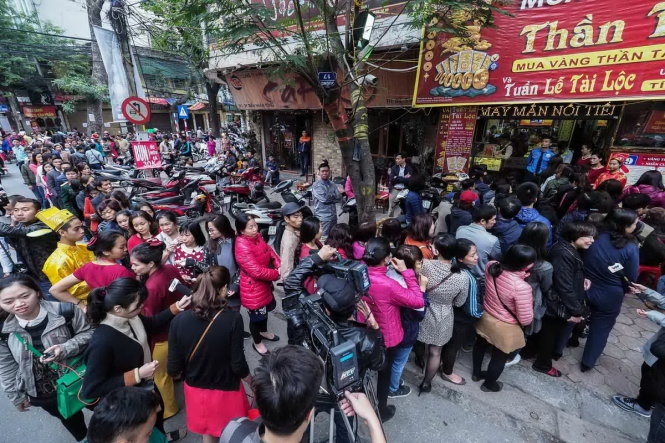 Đường tắc vì dòng người mua vàng ngày thần tài  