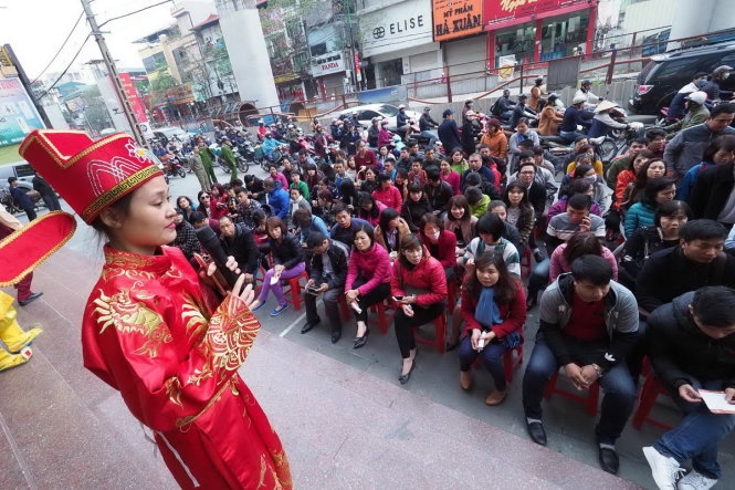 Đường tắc vì dòng người mua vàng ngày thần tài  