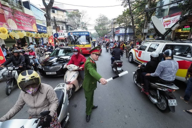 Đường tắc vì dòng người mua vàng ngày thần tài  