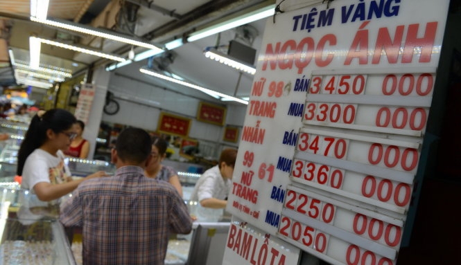 Đường tắc vì dòng người mua vàng ngày thần tài  