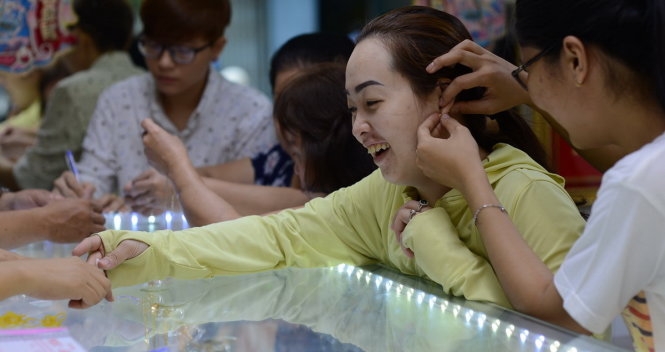 Đường tắc vì dòng người mua vàng ngày thần tài  