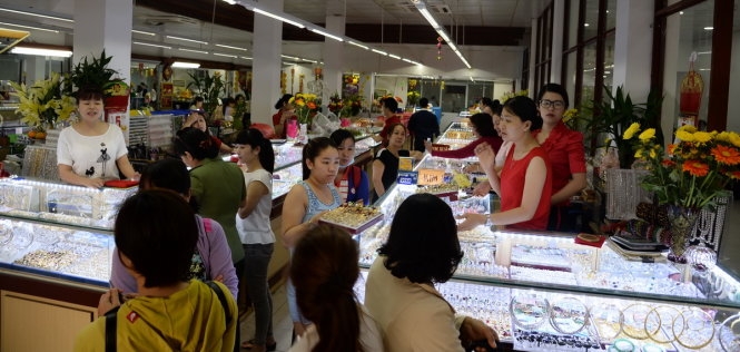 Đường tắc vì dòng người mua vàng ngày thần tài  