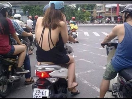 Theo ông Tô Văn Động, việc phê bình, nhắc nhở người mặc hở hang, phản cảm nơi công cộng là góp phần đẩy lùi cái xấu. Ảnh minh họa