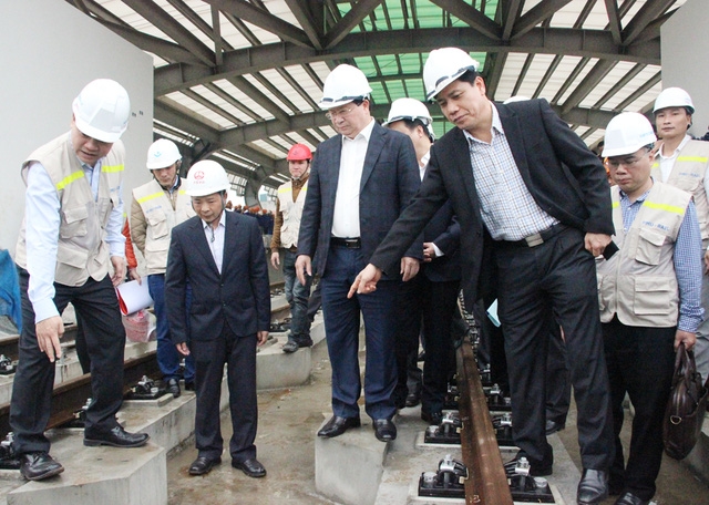 Sáng ngày 4/2, Phó Thủ tướng Trịnh Đình Dũng đi kiểm tra thực tế tại nhà ga La Khê của dự án tuyến đường sắt Cát Linh - Hà Đông.