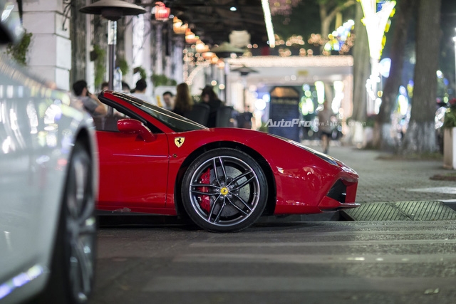 Ngựa chồm Ferrari 488 Spider màu đỏ dạo phố cuối tuần - Ảnh 3.