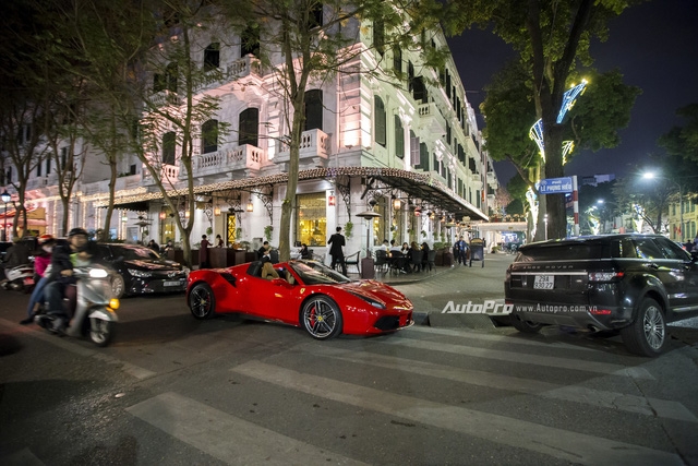 Ngựa chồm Ferrari 488 Spider màu đỏ dạo phố cuối tuần - Ảnh 13.