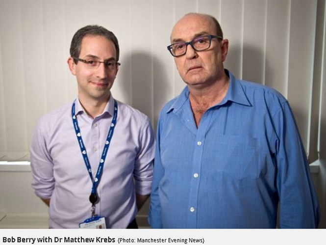 Bác sĩ Matthew Krebs (trái) và ông Bob Berry /// Ảnh chụp màn hình trang web Manchester Evening News