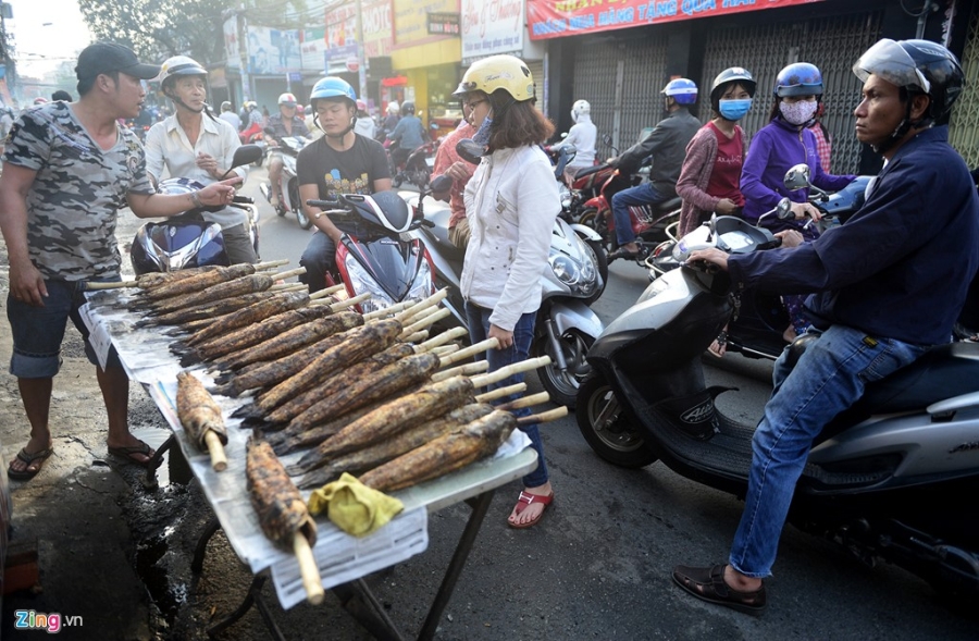 Nguoi Sai Gon do xo mua ca loc nuong cung than tai hinh anh 2