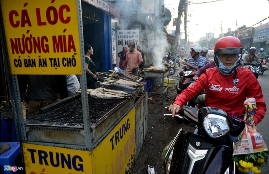 Nguoi Sai Gon do xo mua ca loc nuong cung than tai hinh anh 3