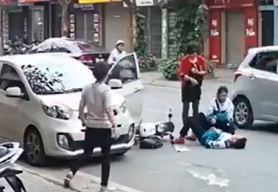 'Quy ba' mo cua oto hat vang 2 nu sinh di xe dap dien hinh anh 1