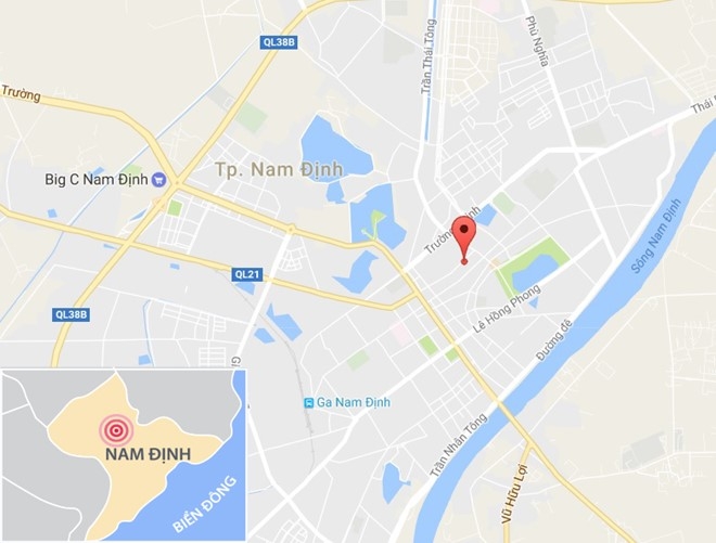 'Quy ba' mo cua oto hat vang 2 nu sinh di xe dap dien hinh anh 2