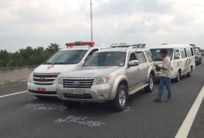 Tranh cho chay rong tren cao toc, 3 oto dam lien hoan hinh anh 1