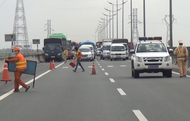 Tranh cho chay rong tren cao toc, 3 oto dam lien hoan hinh anh 2