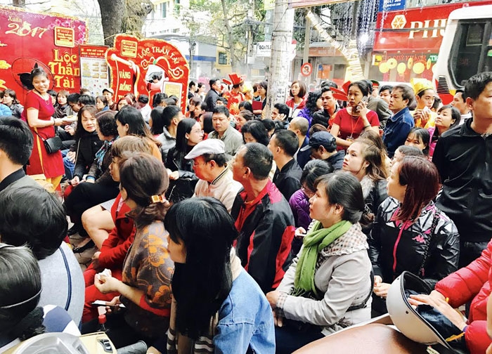 Vạn người tung tiền vàng cầu may: Hàng vàng trúng đậm