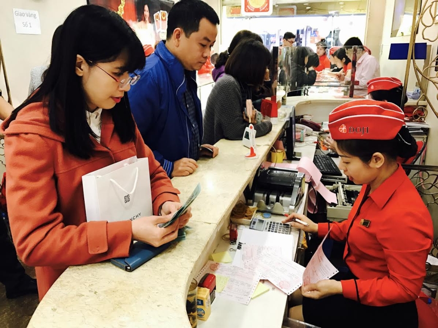 Vạn người tung tiền vàng cầu may: Hàng vàng trúng đậm