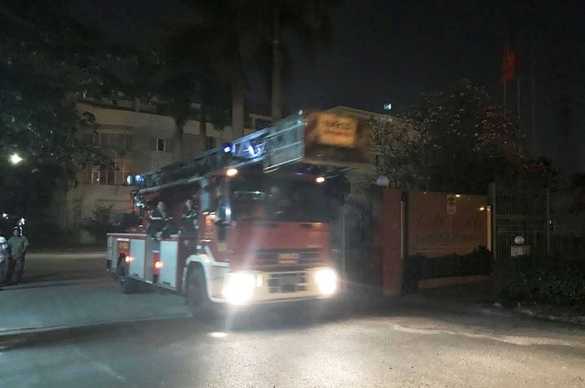 Nhiều xe chuyên dụng, xe thang cùng hàng chục chiến sĩ Cảnh sát PCCC quận 9 được điều động kịp thời khống chế đám cháy.